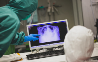Radiografia d'un pacient a la UCI
